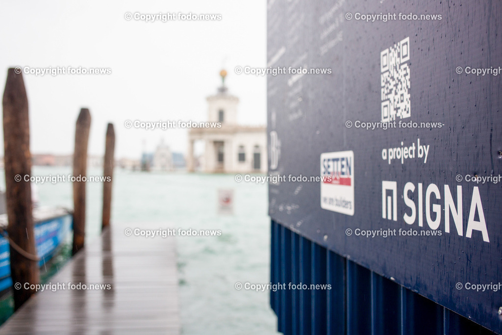 Venedig_ Signa_ Projekt_ 10.02.2024-3 | 10.02.2024, Italien, ITA, Venedig, im Bild Bau Projekt, Signa, Rene Benko, Baustelle, Bauprojekt, Innenstadt, City, Hans-Peter Haselsteiner, Investor, Immobilien, Mietpreis, Krise, Bauunternehmer, Konzern, Absperrung, Tafel, Schild, Zaun