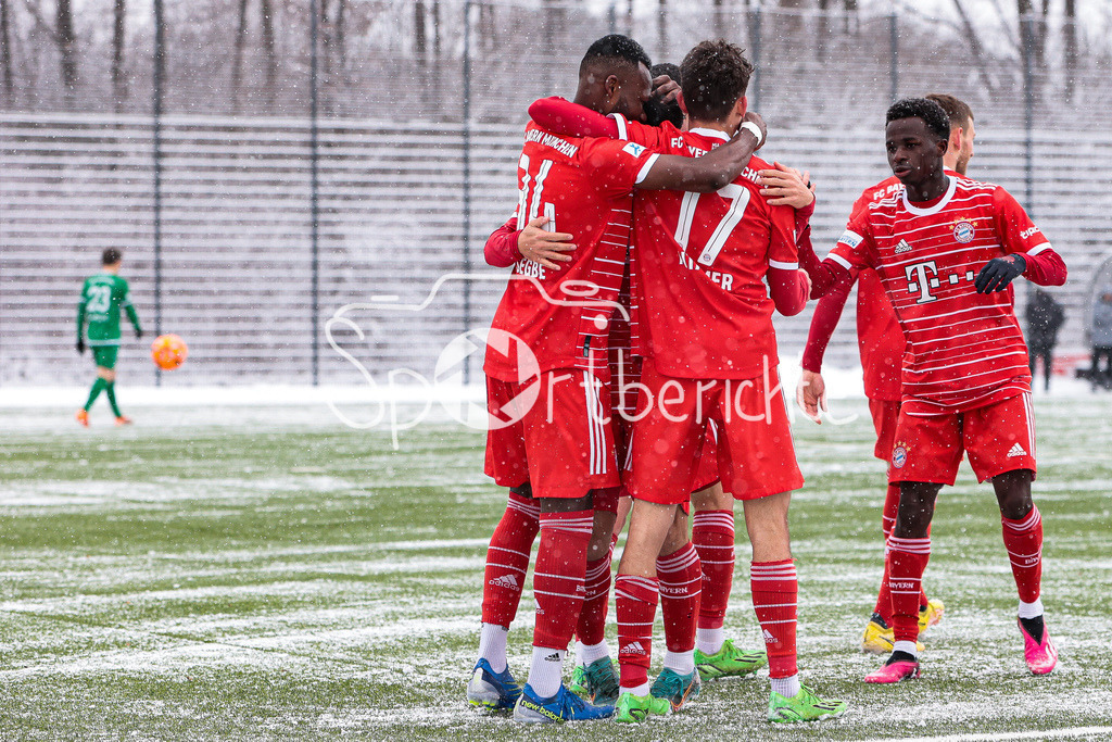 FC Bayern Amateure - VfB Eichstätt | Jubel der Bayern nach dem Treffer zum 1-0 durch Desire Segbe AZANKPO (FCB #34)