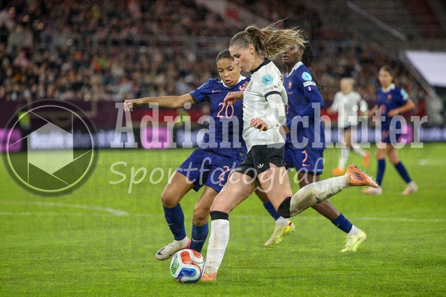 Deutschland vs Frankreich - Halbfinale - UEFA Women's Nations League | Düsseldorf, Deutschland, 24.10.25:   Delphine Cascarino ( Frankreich ) und Jule Brand ( Deutschland ) im Kampf um den Ball waehrend des Halbfinals der UEFA Women's Nations League zwischen Deutschland vs Frankreich in der Merkur-Spiel-Arena(Foto von Brauer-Fotoagentur / Adrian Schlueter)