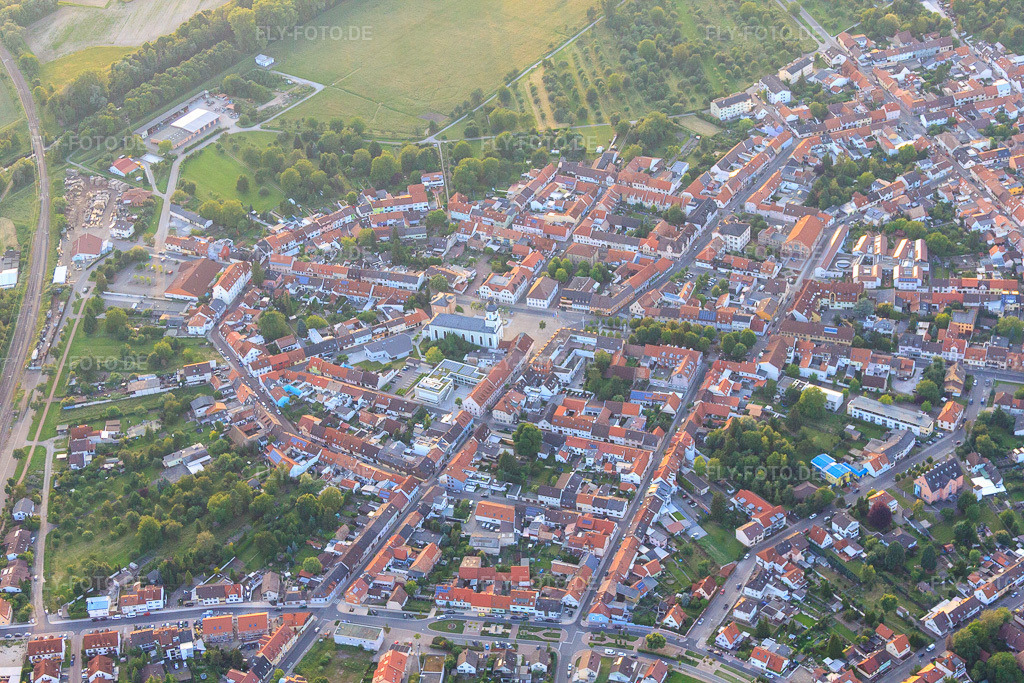 Luftbild: Rheingraf-von-Salm-Straße in Philippsburg im Bundesland Baden-Württemberg in Deutschland. Foto: IMG_66456.jpg vom 30.05.2014 durch Werner Riehm/FLY-FOTO.de