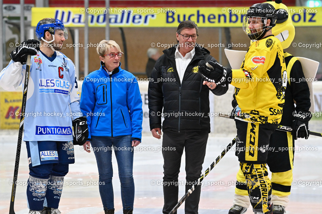EC Spittal Hornets vs. ESC Steindorf 7.12.2022 | #57 Wilfan Franz, Sabine Ortner Cafe Sawe, Puckspende, Obmann EC Hornets Spittal Ludwig Zauchner, #9 Essmann Kevin, Spitti Maskottchen EC Hornets Spittal