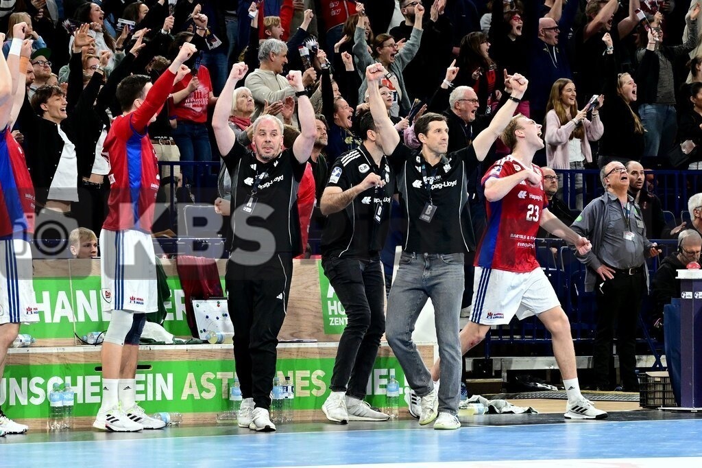 KBS Picture_HSVH-Melsungen_018 | Jansen Torsten Trainer (HSV Hamburg) und die ganze Bank Jubeln nach dem Schlusspfiff ,Sportarena :  Barclays Arena Hamburg, - Realisiert mit Pictrs.com