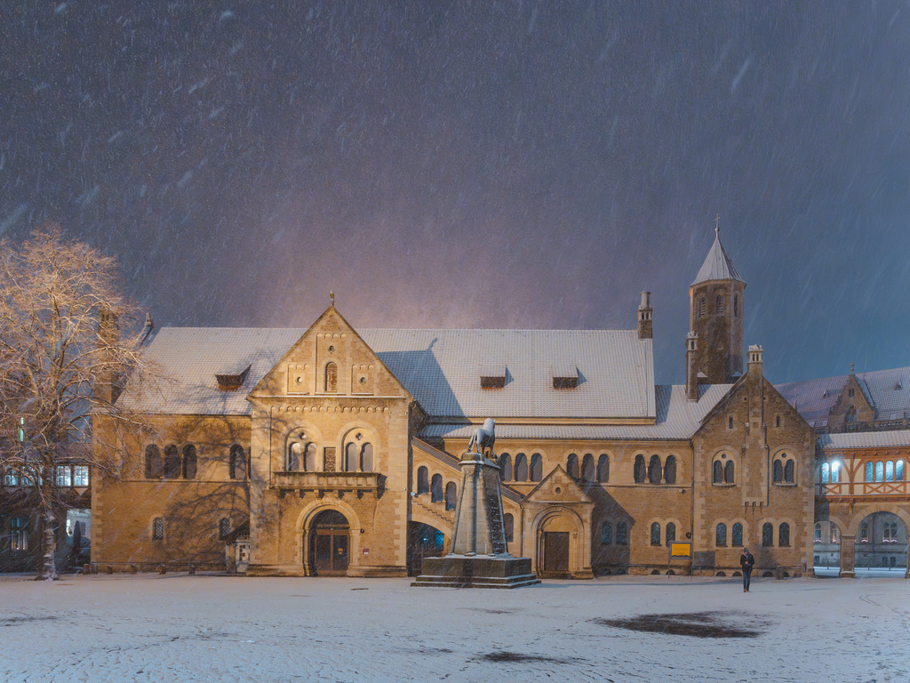 Burgplatz | Entdecke exklusive Fotokunst aus Braunschweig: Bildband, Leinwände, Postkarten, Kalender, digitale Downloads & Bildlizenzen. Jetzt im offiziellen Beautiful Braunschweig Shop! - Realisiert mit Pictrs.com