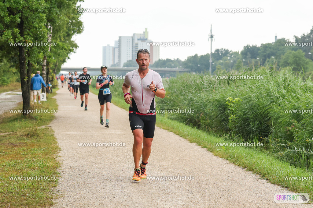 LUR_1792 | 34. M-net Erlanger Triathlon 2025 #erlangertriathlon  #mnettriathlon2025 #mnettriathlon #team #olympischedistanz #mitteldistanz #triathlon #maindonaukanal  #erlangertriathlon2025 #yourpictrs #tv1848 #tv1848erlangen  #triathlonbayern #sportinerlangen #demsportverbunden #sportshot_your_pictrs Copyright: www.sportshot.de