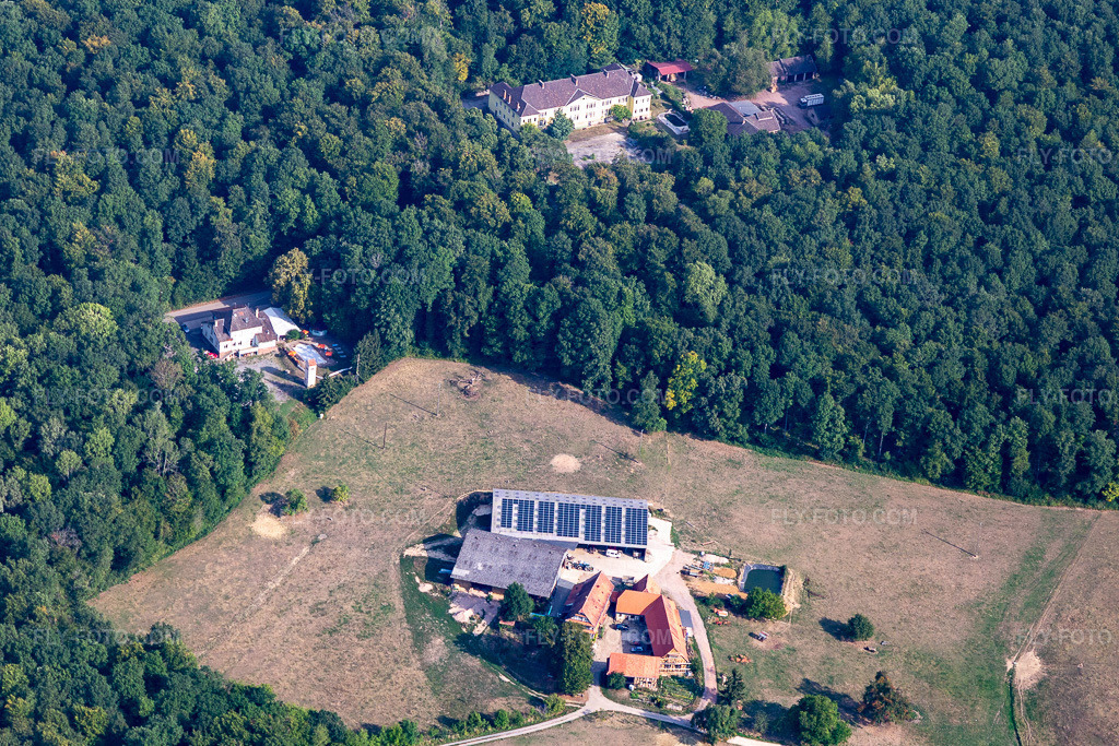 Aerial view: Ferme Grasersloch, Restaurant La Ligne Maginot in Hunspach in the state Bas-Rhin, France. – Photo: IMG_134289.jpg taken on 08/29/2022 by Werner Riehm/FLY-FOTO.com – Resolution of the original: 3978 x 2652 px – Brasserie restaurant la Ligne Maginot à Hunspach