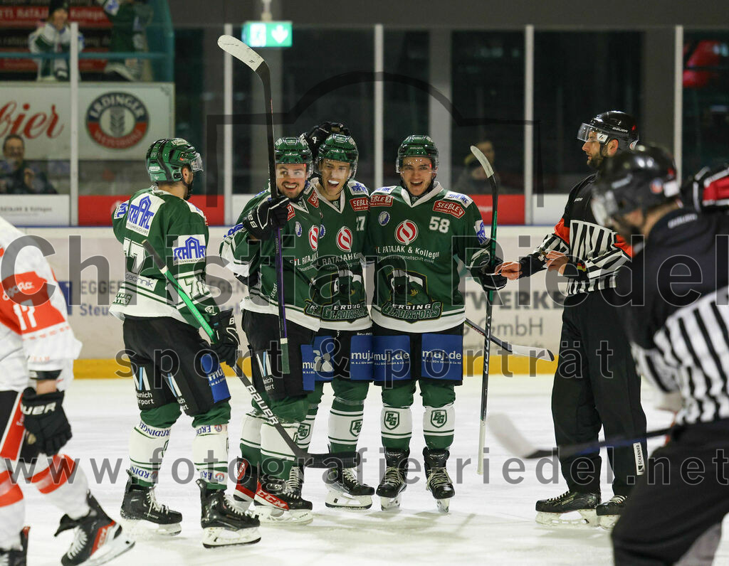 2024-01-12_089_TSV_Erding_gegen_EV_Dingolfing | Erding, Deutschland, 12.01.2024:
Eishockey, Bayernliga Vorrunde 2023 / 2024, 24. Spieltag, TSV Erding gegen EV Dingolfing, Endergebnis: 10:2

Paul Pfenninger (Erding Gladiators, #58), Mark Waldhausen (Erding Gladiators, #27), Paul Pfenninger (Erding Gladiators, #58)

Foto: Christian Riedel / fotografie-riedel.net