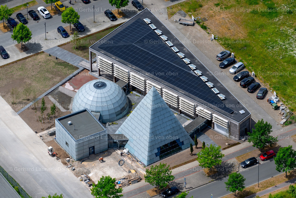 4030752 | HANNOVER 02.06.2020 Gebäude der Veranstaltungshalle " Eventlocation Dänischer Pavillon " auf dem Messegelände im Ortsteil Bemerode in Hannover im Bundesland Niedersachsen, Deutschland. Weiterführende Informationen bei: Architektur- und TGA-Planungsbüro Carsten Grobe Passivhaus,  Deutsche Messe,  Eventlocation Dänischer Pavillon,  Hannover.de Internet Gesellschaft mit beschränkter Haftung,  fiylo Deutschland GmbH. // Building of the event hall " Eventlocation Daenischer Pavillon " on the exhibition grounds in the district Bemerode in Hanover in the state Lower Saxony, Germany. Further information at: Architektur- und TGA-Planungsbuero Carsten Grobe Passivhaus,  Deutsche Messe,  Eventlocation Daenischer Pavillon,  Hannover.de Internet Gesellschaft mit beschraenkter Haftung,  fiylo Deutschland GmbH. Foto: Gerhard Launer