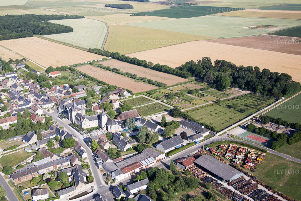 Aerial view: View of the town in Talcy in the state Loir et Cher, France.Photo: IMG_082182.jpg taken on 06/20/2015 by Werner Riehm/FLY-FOTO.comResolution of the original: 5472 x 3648 px