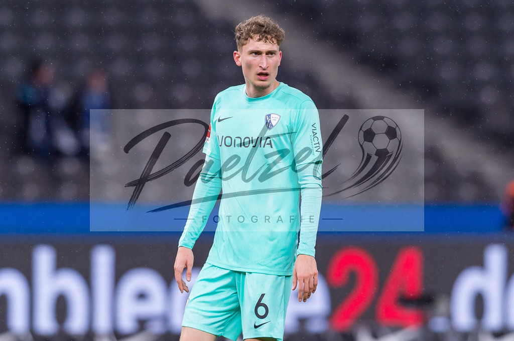 HERBOC20220204_270 | Fussball, Herren: Patrick Osterhage (VfL Bochum) schaut bei dem Spiel der 1. Bundesliga zwischen Hertha BSC und VfL Bochum im Olypiastadion am 04.02.2022 in Berlin, Deutschland.DFB / DFL REGULATIONS PROHIBIT ANY USE OF PHOTOGRAPHS AS IMAGE SEQUENCES AND/OR QUASI-VIDEO. - Realisiert mit Pictrs.com