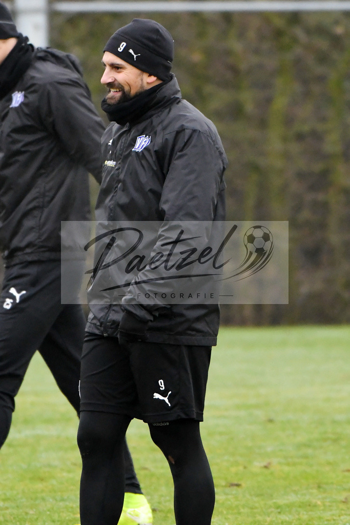 20200125_TRAOSN_0039 | Fußball, Herren: Marcos Alvarez (VfL Osnabrück) schaut, lacht beim Training des VfL Osnabrück am 25.01.2020 im Sportpark Illoshöhe in Osnabrück, Deutschland.(Foto von Nico Paetzel) - Realisiert mit Pictrs.com