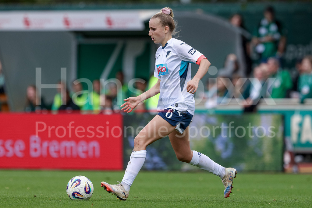 Fussball, Google Pixel Frauen-Bundesliga, SV Werder Bremen - TSG 1899 Hoffenheim | Vanessa Diehm (TSG 1899 Hoffenheim, 6) am Ball, Freisteller, Einzelbild, Ganzkörper, Aktion, Action, Spielszene, DIE DFB-RICHTLINIEN UNTERSAGEN JEGLICHE NUTZUNG VON FOTOS ALS SEQUENZBILDER UND/ODER VIDEOÄHNLICHE FOTOSTRECKEN. DFB REGULATIONS PROHIBIT ANY USE OF PHOTOGRAPHS AS IMAGE SEQUENCES AND/OR QUASI-VIDEO.