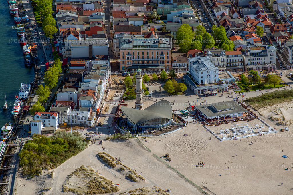 3801328 | Warnemünde Sitzbänke der Freiluft- Gaststätten Gebäude - Ensemble Leuchtturm - Teepott am Sandstrand im Ortsteil Warnemünde in Rostock im Bundesland Mecklenburg-Vorpommern, Deutschland. Weiterführende Informationen bei: Teepott-Restaurant,  w.Holz GmbH Gastronomie &amp; Catering-Team. // Tables and benches of open-air restaurants building - Ensemble Leuchtturm - Teepott in the district Warnemuende in Rostock in the state Mecklenburg - Western Pomerania, Germany. Further information at: Teepott-Restaurant,  w.Holz GmbH Gastronomie &amp; Catering-Team. Foto: Gerhard Launer