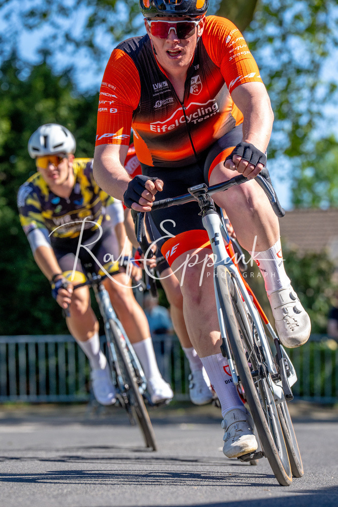 Spurt in den Mai 2026 - Großer Preis der Sparkasse Neuss | Annual one-day road cycling race "Großer Preis der Sparkasse Neuss" held in Büttgen, Germany, organized by VfR Büttgen 1912 e.V. The event features multiple races across all age categories from U11 youth to Elite men. - Realisiert mit Pictrs.com