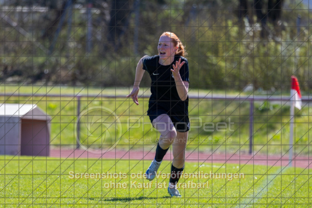20250406_143653_0399 | #,1.FC Donzdorf (rot) vs. SV Jungingen (schwarz), Fussball, Frauen-Verbandsliga Württemberg, 16. Spieltag, Saison 2024/2025, Rasenplatz Lautertal Stadion, Süßener Straße 16, 73072 Donzdorf, 06.04.2025 - 13:00 Uhr,Foto: PhotoPeet-Sportfotografie/Peter Harich