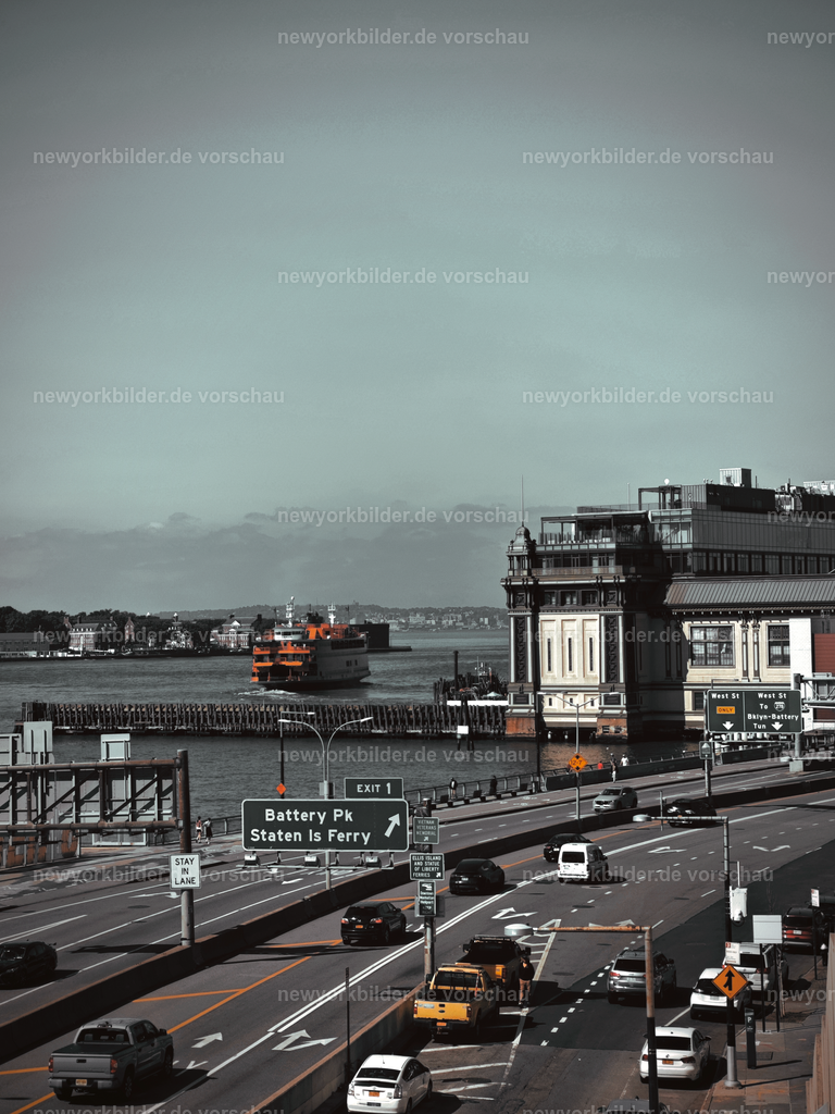 Blick vom Elevated Acre auf Staten Island Ferry Pier und belebte Straßen in Downtown Manhattan | Ein lebendiger Blick vom Elevated Acre in Downtown Manhattan: Unten der Pier, wo die Staten Island Ferry anlegt, dazwischen Straßen voller Autos und das Geräusch von Sirenen. Ein Ort, der die pulsierende Energie New Yorks perfekt einfängt