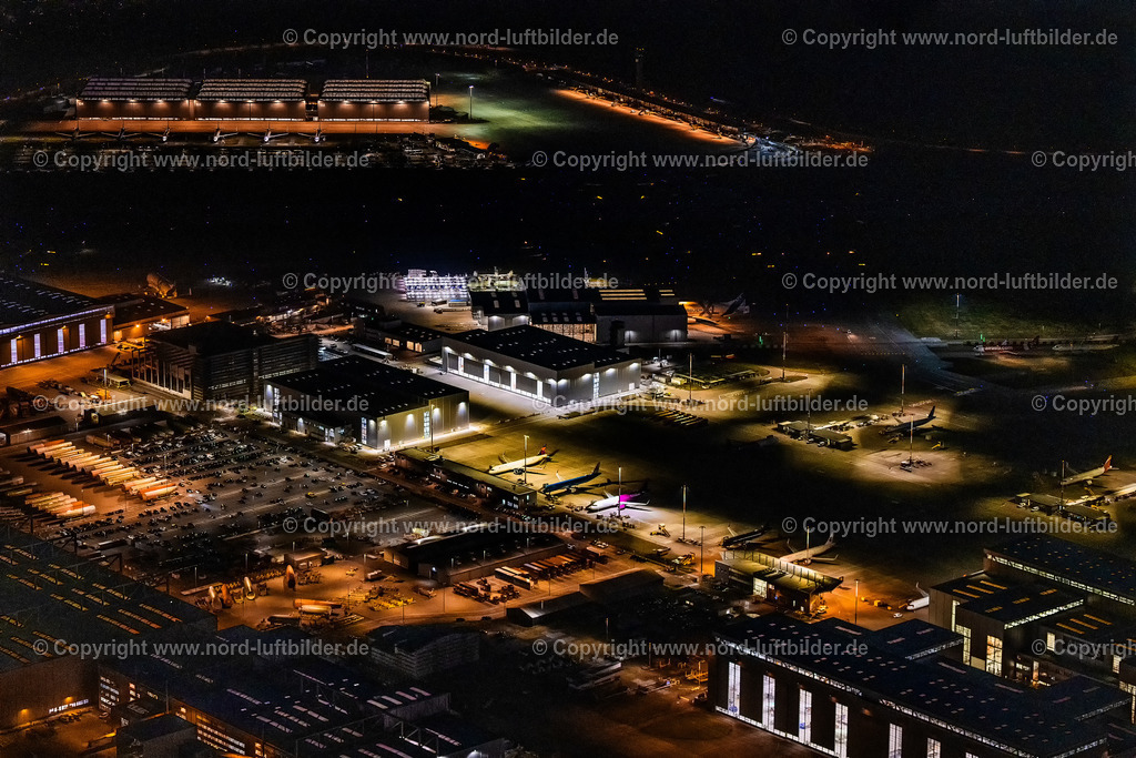 Hamburg_Finkenwerder_Airbus_Nachtaufnahme_ELS_5654060325 | HAMBURG 06.03.2025 Nacht- Lichter und Beleuchtung Airbus Produktionsgelände und Werksflughafen Finkenwerder in Hamburg. Auf dem ehemaligen Gelände der Hamburger Flugzeugbau - am Elbeufer auf der Halbinsel Finkenwerder -  befindet sich ein Airbus-Werk mit eigenem Werksflughafen. Weiterführende Informationen bei: Airbus SE. // Night lighting airbus works and airport of Finkenwerder in Hamburg in Germany. The former Hamburger Flugzeugbau works  - on the Finkenwerder Peninsula on the riverbank of the Elbe - include an Airbus production site with an airplane. Several Airbus planes and models are being constructed here. Further information at: Airbus SE. Foto: Martin Elsen