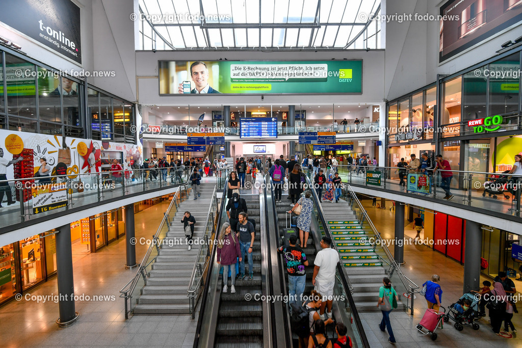 Deutschland_ Bayern_ Nuernberg_ 29.07.2025-5 | 29.07.2025, Deutschland, GER, Bayern, Nuernberg im Bild Bahnhof, Hauptbahnhof, Halle, Reisende, Zug, Bahn, Gepaeck, Verkehr, oeffentlicher Verkehr, Nahverkehr, Menschen, Shopping, Shops, Geschaefte, Rolltreppe, Symbolbild, Feature