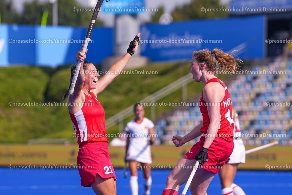 xydrx13082501003 | 13.08.2025, xydrx, Frauen EuroHockey Championship 2025, Gruppenphase, Gruppe B, Spanien - England, Sparkassenpark Mönchengladbach: Torjubel nach dem Tor zum 1:1 für die Englische Feldhockey Nationalmannschaft durch Torschütze Tessa Howard (ENG #14) zusammen mit Elizabeth Neal (ENG #22)