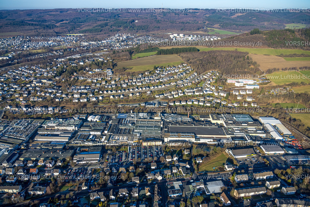 Meschede260104267 | Luftbild, Martinrea Honsel Germany GmbH Automobilindustrie-Zulieferer, Gewerbegebiet, Reihenhaus-Wohngebiet um die Nördeltstraße, rechts das DRK Seniorenzentrum Bernhard-Salzmann-Haus, Meschede-Stadt, Meschede, Sauerland, Nordrhein-Westfalen, Deutschland