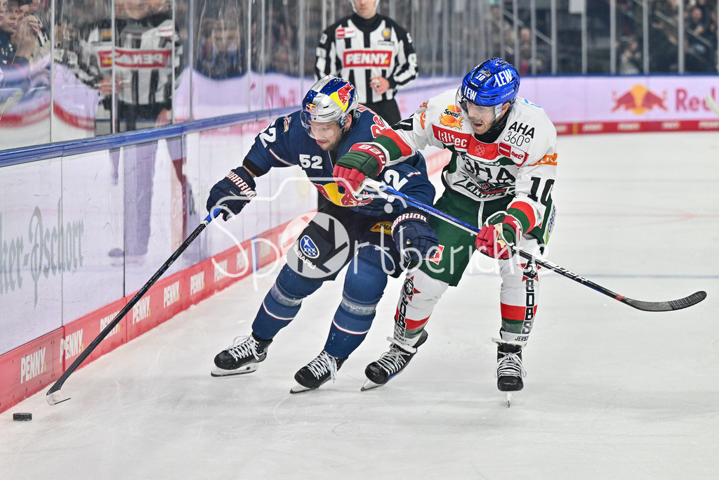 EHC RB München - Augsburger Panther | im Duel Patrick HAGER (EHC Muenchen 52) und Chris COLLINS (Augsburger Panther #10) / Zweikampf / DEL: EHC RB Muenchen - Augsburger Panther, SAP Garden am 23.11.2024