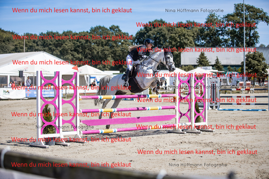 BK1A6791 | Turnierbilder Turnierfotos Nina Hüffmann Turnierfotografie Pferdefotografie Tierzeichnung Haustierzeichnung Pferdezeichnung Hundezeichnung Videograf  - Realisiert mit Pictrs.com