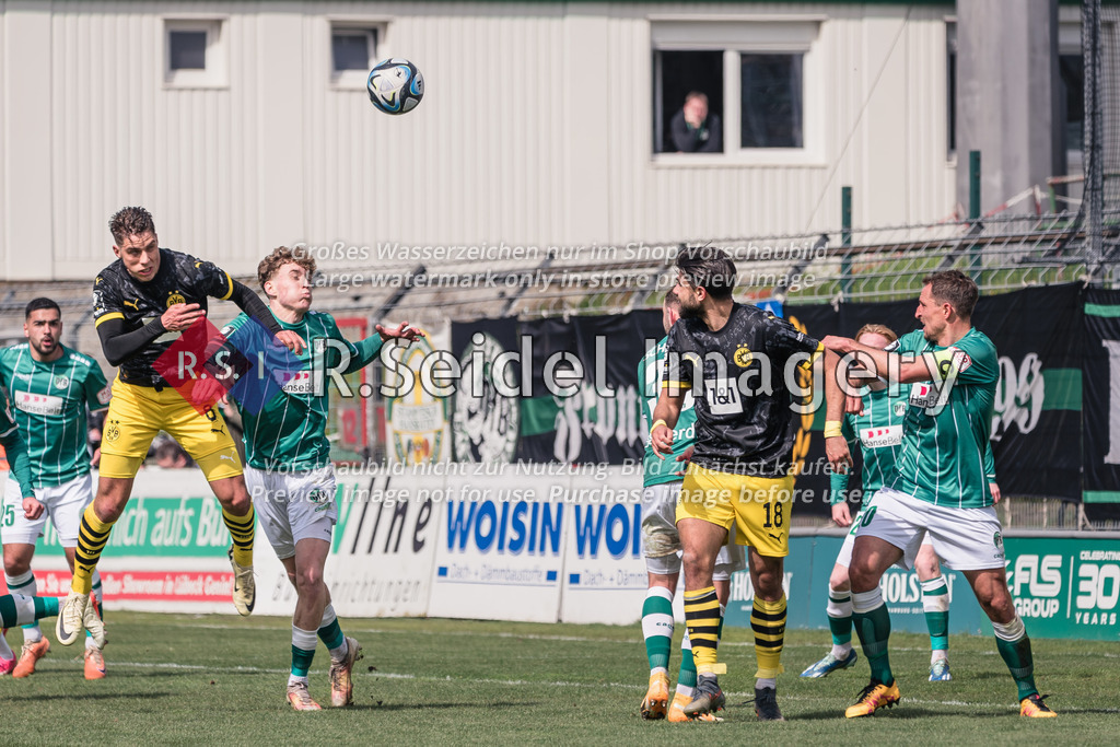 RS-1-043218 | Franz Roggow (#8, BVB) und Jannik Westphal (#43, Lübeck) am Ball. Rechts: Antonios Papadopoulos (#18, BVB) und Ulrich Taffertshofer (#20, Lübeck, Teamkapitän).