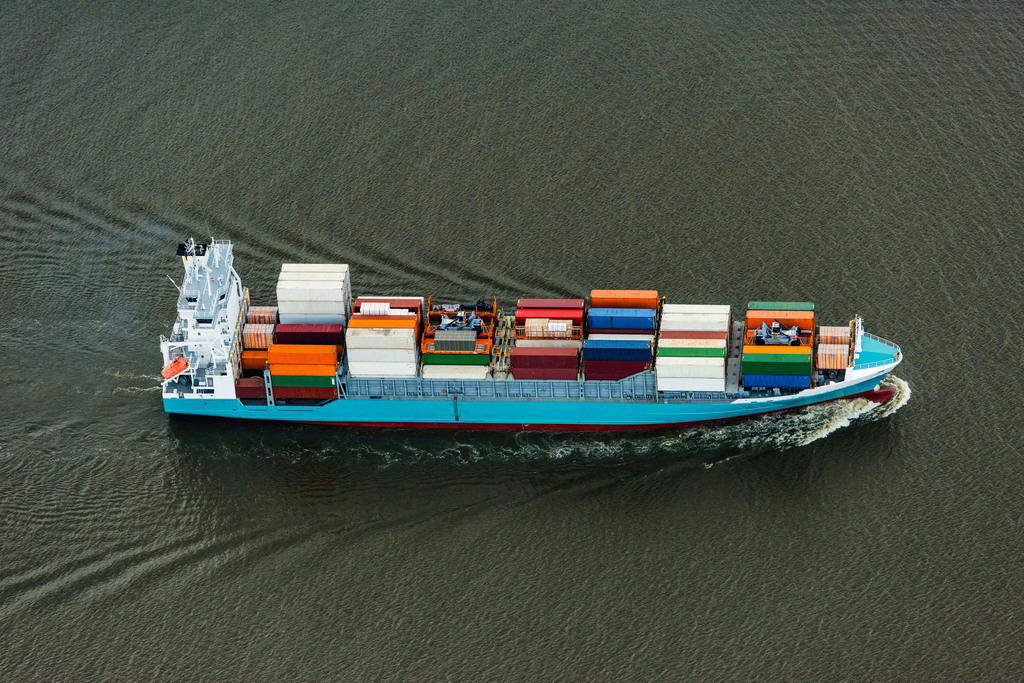 dr__0012525.jpg | HAMBURG 06.08.2017 Fahrt eines Container- Schiffes auf der Elbe in Hamburg, Deutschland. // Sailing container ship auf of Elbe in Hamburg, Germany. Foto: Daniel Reiter