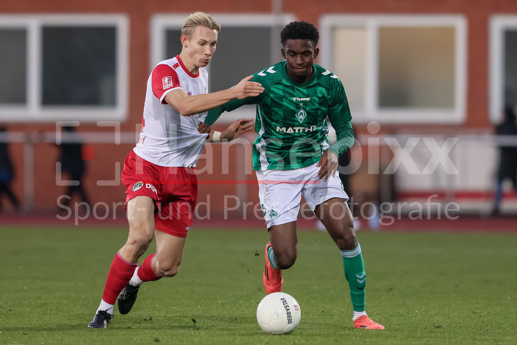 Fussball, Regionalliga Nord, SV Werder Bremen II - VfB Lübeck | v.li.: Mika Lehnfeld (VfB Lübeck, 44) und David Igboanugo (SV Werder Bremen II, 2) im Zweikampf, Duell, Dynamik, Aktion, Action, Spielszene