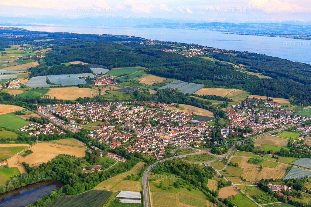 Luftbild: Ortsansicht von Nordwesten im Ortsteil Oberuhldingen in Uhldingen-Mühlhofen im Bundesland Baden-Württemberg in Deutschland. Foto: IMG_57543.jpg vom 08.06.2013 durch Werner Riehm/FLY-FOTO.deAuflösung des Originals: 4752 x 3168 px