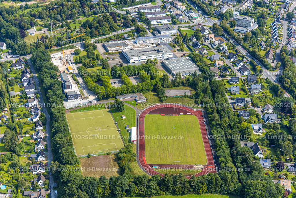 Meschede250807353 | Luftbild, Dünnefeldstadion mit Nebenplatz, Fußballstadion und Leichtathletikstadion, Berufskolleg Meschede des HSK Hochsauerlandkreis, Meschede-Stadt, Meschede, Sauerland, Nordrhein-Westfalen, Deutschland
