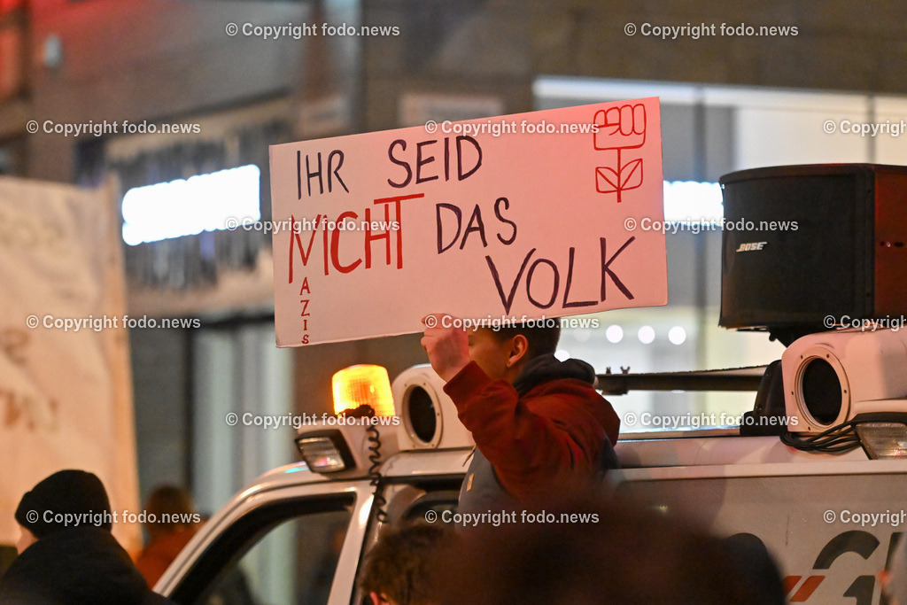 Demonstration Linz gegen rechts_ gegen Burschenbundball_ 04.02.2023-20 | 04.02.2023, Linz, AUT, DemonstrationLinz gegen rechts, gegen Burschenbundball im Bild Kundgebungsteilnehmer, Demonstranten, Transparente, Plakate