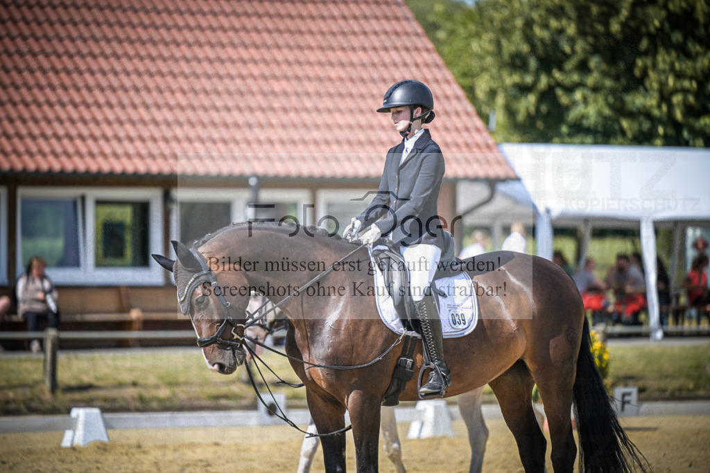 DOS_7110 | Entdecke hochwertige Reitturnierfotos von Foto Oger. Professionell, emotional und authentisch – jetzt Lieblingsmomente im Shop bestellen.Deutschlandweite Turnierfotografie. - Realisiert mit Pictrs.com