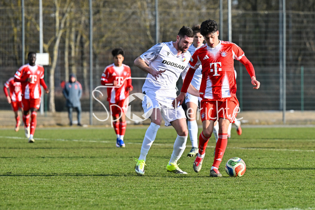 FC Bayern Amateure - FC Viktoria Pilsen U23 | MUNICH, GERMANY - 03. FEBRUARY: im Duell Deniz OFLI (FC Bayern München II 13) mit einem Spieler von Viktoria Pilsen während dem Testspiel zwischen den Amateuren des FC Bayern und dem FC Viktoria Pilsen B am FC Bayern Campus