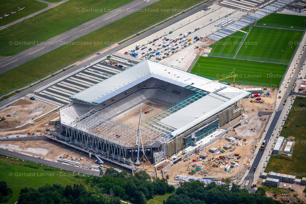 4032794 | FREIBURG IM BREISGAU 30.06.2020 Neubau- Baustelle am Sportstätten-Gelände des Stadion " SC-Stadion " der Stadion Freiburg Objektträger GmbH &amp; Co. KG (SFG) im Ortsteil Brühl in Freiburg im Breisgau im Bundesland Baden-Württemberg, Deutschland. Weiterführende Informationen bei: HPP Architekten GmbH,  Hans Rinninger u. Sohn GmbH u. Co. KG,  Köster GmbH,  Sport-Club Freiburg e.V.,  club L94 landschaftsarchitekten GmbH. // Construction site on the sports ground of the stadium " SC-Stadion " of Stadion Freiburg Objekttraeger GmbH &amp; Co. KG (SFG) in the district Bruehl in Freiburg im Breisgau in the state Baden-Wurttemberg, Germany. Further information at: HPP Architekten GmbH,  Hans Rinninger u. Sohn GmbH u. Co. KG,  Koester GmbH,  Sport-Club Freiburg e.V.,  club L94 landschaftsarchitekten GmbH. Foto: Gerhard Launer