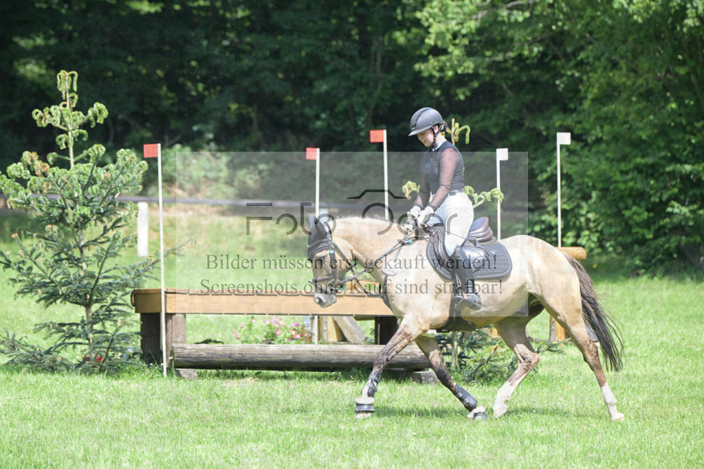 DOS_5128 | Entdecke hochwertige Reitturnierfotos von Foto Oger. Professionell, emotional und authentisch – jetzt Lieblingsmomente im Shop bestellen.Deutschlandweite Turnierfotografie. - Realisiert mit Pictrs.com