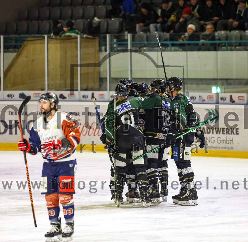 2023-03-07_023_TSV_Erding_gegen_ESC_Kempten | Erding, Deutschland, 07.03.2023:
Eishockey, Bayernliga Playoffs 2022 / 2023, Viertelfinale, TSV Erding gegen ESC Kempten, Endergebnis: 9:3

Roni Rukajärvi (Erding Gladiators, #61), Daniel Krzizok (Erding Gladiators, #18), Simon Franz (Erding Gladiators, #4)

Foto: Christian Riedel / fotografie-riedel.net