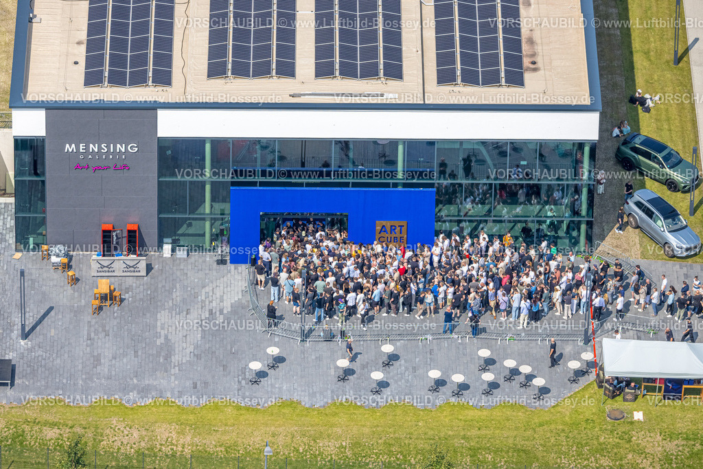 Hamm250808700 | Luftbild Hamm Kunstgalerie Mensing, Event, 1000 Besucher werden in der Kunstgalerie Art Cube erwartet, Ex-Rapper Kollega tritt auf, Besucherschlange, Rhynern, Hamm, Nordrhein-Westfalen, Deutschland