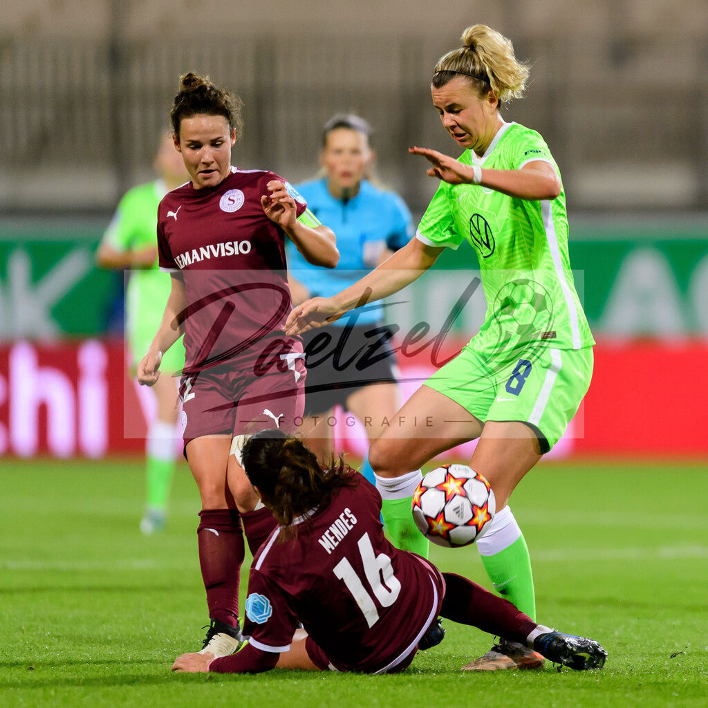 WOBSER20211013_022 | Fussball, Frauen: Monica Mendes (Servette FCCF) und Lena Lattwein (VfL Wolfsburg) im Zweikampf beim Spiel der UEFA Women´s Champions League zwischen VfL Wolfsburg und Servette FC im AOK-Stadion am 13.10.2021 in Wolfsburg, Deutschland. - Realisiert mit Pictrs.com