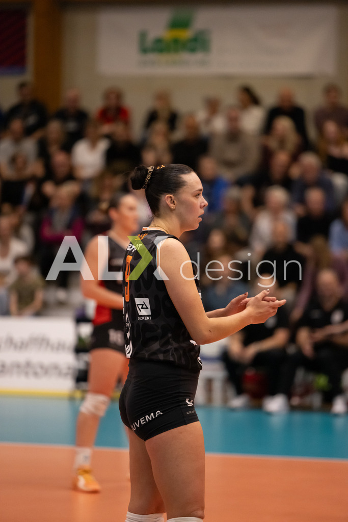 Volleyball I Frauen I Saison 2025-2026 I Volleyball NLA | Women I  Playoffs Finals 2/5 I  VC Kanti Schaffhausen - viteos NUC I  10.04.2026 | 9 Maia Dvoracek (USA) (Viteos NUC) – Diagonal - Realisiert mit Pictrs.com