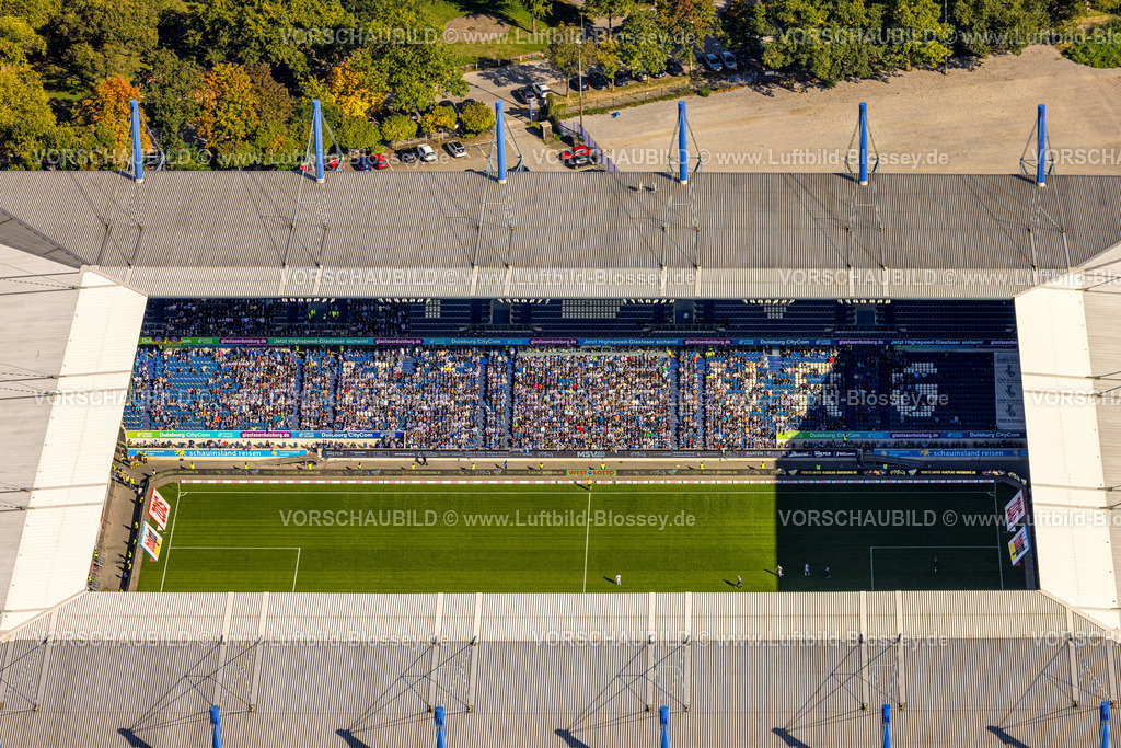 Duisburg241003338 | Luftbild, Sportpark Duisburg mit Fußballstadion Schauinsland-Reisen-Arena, auch MSV Duisburg Arena oder Wedaustadion, Live Fußball mit Zuschauern auf der Tribüne, Neudorf, Duisburg, Ruhrgebiet, Nordrhein-Westfalen, Deutschland