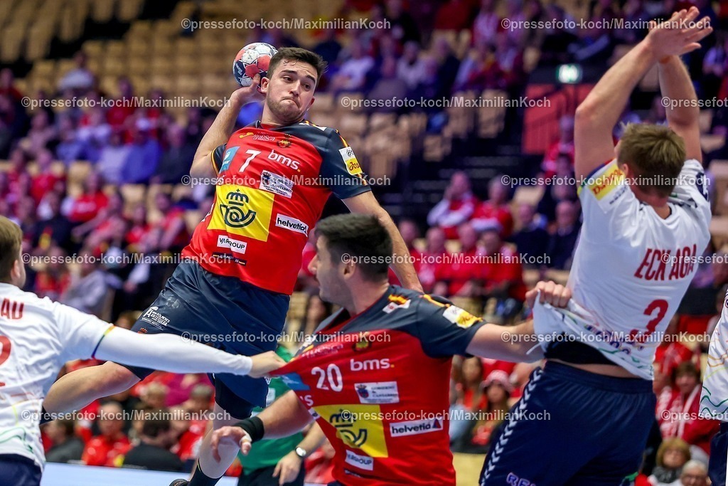 EHF22012602028 | 22.01.2026, Handball, Men's EHF EURO 2026, Spanien - Norwegen, Jyske Bank Boxen in Herning, Dänemark, Main Round:  Jan Gurri Aregay (Espania #07) im Zweikampf gegen   Vetle Eck Aga (Norway #03)