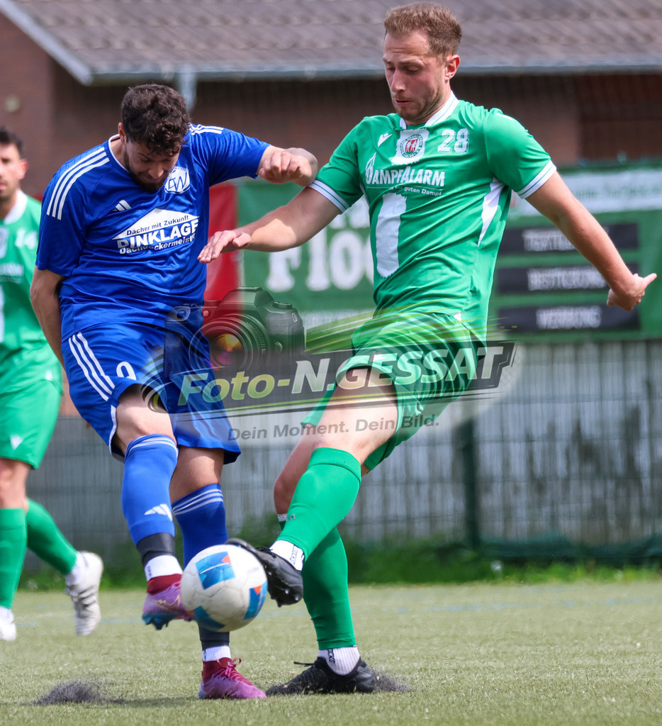 Bünder SV - SV Enger-Westerenger, | Auf dem Bild zu sehen: grün Bünder SV: Niklas Preiß ; blau SV Enger-Westerenger: Taha Baroude Bünder SV, SV Enger-Westerenger, Saison 25/26, Kreisliga A, Bünde, Deutschland - Realisiert mit Pictrs.com