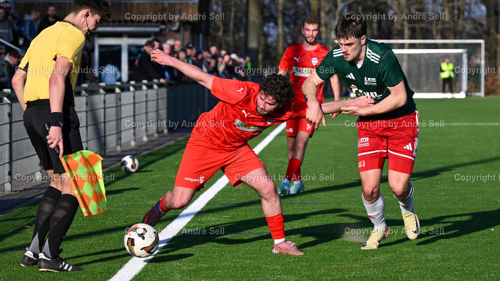 Inter Türkspor Kiel vs. MTSV Hohenwestedt | Sercan Yildirimer (Inter #11 flankt in die Arme vom Torwart) vs Macius Dahm (MTSV #3) - Schiedsrichterassistent Lukas Zänker / Fußball-Oberliga Männer 2025/2026 / Inter Türkspor Kiel vs. MTSV Hohenwestedt / Hans-Mohr-Sportplatz / Kiel / 22.03.26 - Realisiert mit Pictrs.com