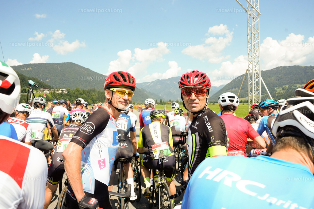 338_20230817_Bewerb_Maenner_Muehlanger | AUT - OESTERREICH, 2023-08-16: SPORT RENNRAD-FAHREN - 55. INTERNATIONALER RADWELTPOKAL IN ST. JOHANN IN TIROL  - Vintage-Radrennen mit WM-Bronze-Medaillen-Siegerin Christina Schweinberger, den Teilnehmer und Alexander Baumann (vom Orginastions-Team) - TAG 2 BEWERB MAENNER IN SECHS GRUPPEN  ; Foto: Roland Muehlanger
