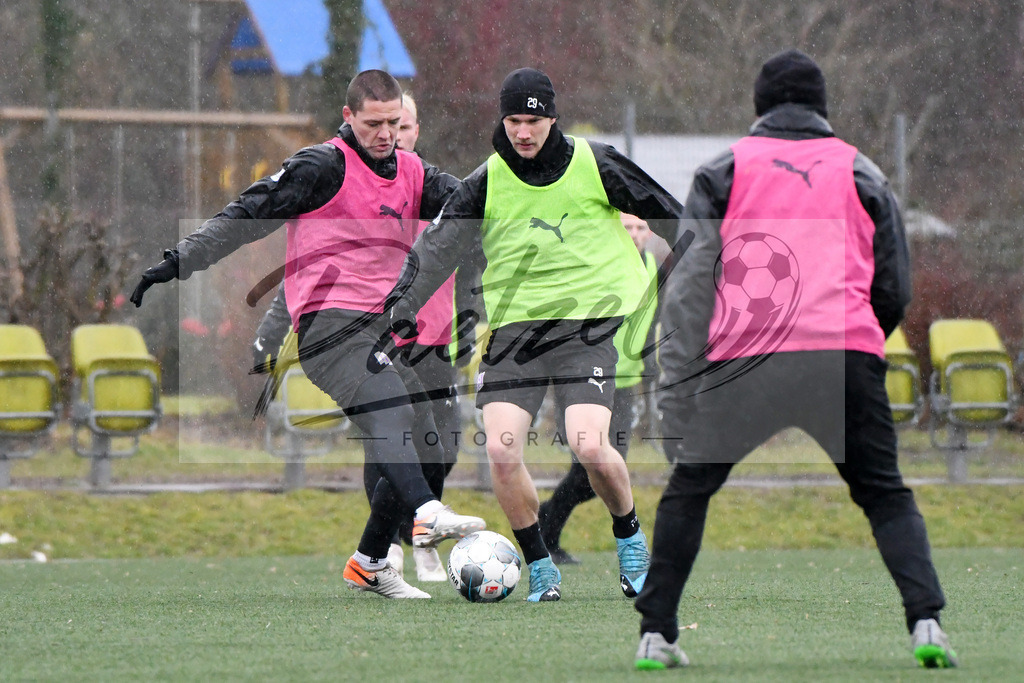 20200213_TRAOSN_0026 | Fussball, Herren: Adam Susac (VfL Osnabrueck) und Bryan Henning (VfL Osnabrueck) im Zweikampf waehrend der Trainingseinheit des VfL Osnabrueck im Sportpark Illoshoehe am 13.02.2020 in Osnabrueck, Deutschland. - Realisiert mit Pictrs.com