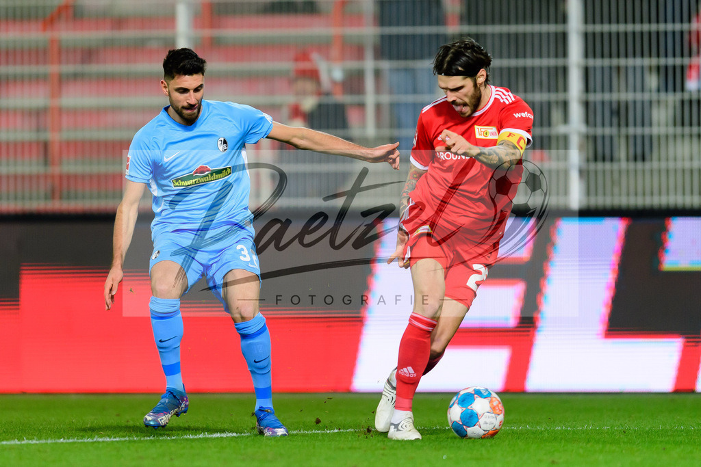 FCUFRE20211215_040 | Fussball, Herren: Vincenzo Grifo (SC Freiburg) und Christopher Trimmel (1. FC Union Berlin) im Zweikampf bei dem Spiel der 1. Bundesliga zwischen 1. FC Union Berlin und SC Freiburg im Stadion An der Alten Foersterei am 15.12.2021 in Berlin, Deutschland.DFB / DFL REGULATIONS PROHIBIT ANY USE OF PHOTOGRAPHS AS IMAGE SEQUENCES AND/OR QUASI-VIDEO. - Realisiert mit Pictrs.com