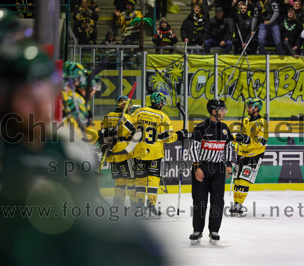 2025-12-19_122_TSV_Erding_gegen_Toelzer_Loewen | Erding, Deutschland, 19.12.2025:Eishockey, Oberliga Süd 2025 / 2026, 27. Spieltag, TSV Erding gegen Tölzer Löwen, Endergebnis: 2:5Niklas Hörmann (Tölzer Löwen, #93), Michael Keränen (Tölzer Löwen, #71)Foto: Christian Riedel / fotografie-riedel.net