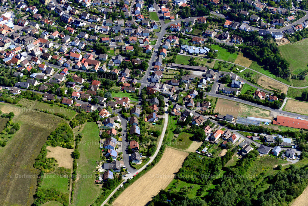 3650079 | GüNTERSLEBEN 31.08.2016 Wohngebiet einer Einfamilienhaus- Siedlung am Rande von landwirtschaftlichen Feldern in Güntersleben im Bundesland Bayern, Deutschland // Single-family residential area of settlement on the edge of agricultural fields in Güntersleben in the state Bavaria, Germany Foto: Gerhard Launer