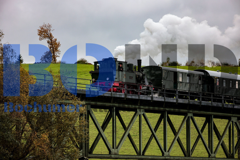  04.11.2023 - 
 | Sebastian Sendlak / Bochumer Nachrichtendienst (BOND) - Dampflok Waldbroel auf der Volmetalbahn - Realisiert mit Pictrs.com