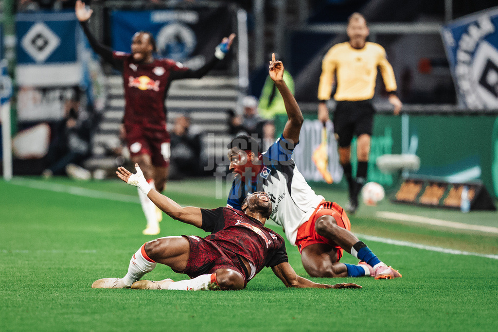Fußball | Männer | Saison 2025/2026  | Fußball-Bundesliga | 16. Spieltag | FC St. Pauli vs. RB Leipzig | 27.01.2026 | v.l. Ridle Baku (#17, RB Leipzig) wird gefoult von Philip Otele (#27, HSV)